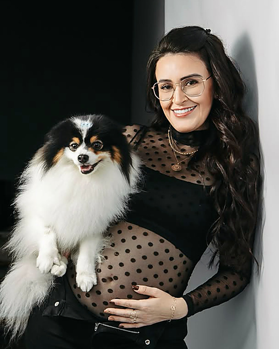Gestante segurando um cachorro pequeno de estimação