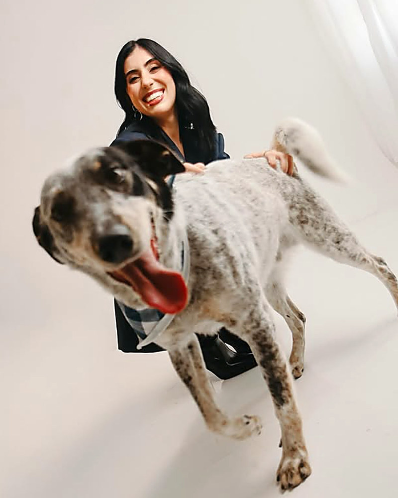 Mulher correndo com cachorro em estúdio